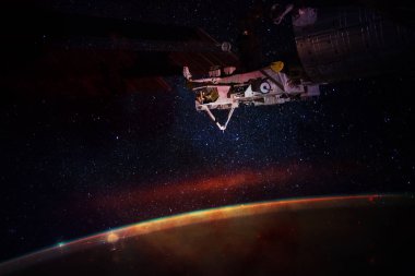 Iss uzay istasyonu Dünya yörüngesinde yürüyor..