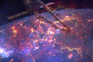 Iss uzay istasyonu Dünya yörüngesinde yürüyor. Evrenin sonu yok. Bu görüntünün elementleri Nasa tarafından döşenmiştir