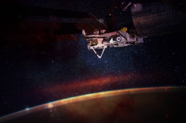 Iss uzay istasyonu Dünya yörüngesinde yürüyor. Evrenin sonu yok. Bu görüntünün elementleri Nasa tarafından döşenmiştir