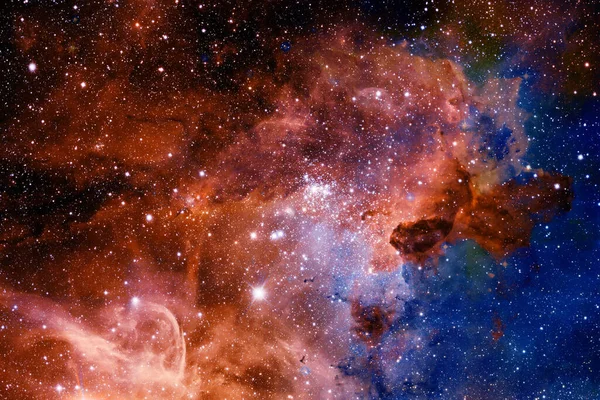 Uzayın derinliklerinde bir galaksi. Evrenin güzelliği. Nasa tarafından döşenmiş elementler.