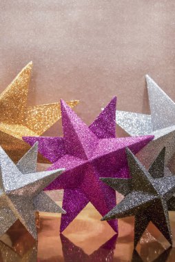 Noel ağacı süslemesi ve ışıltılı tuval arka planında yıldızlar. Mutlu noel kartları. Kış tatili teması. Mesaj için yer var. Mutlu yıllar.