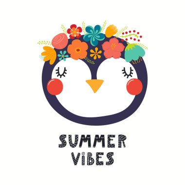 Beyaz arka planda Summer Vibes 'dan alıntılar içeren çiçek tacındaki sevimli penguen yüzünün el çizimi çizimi. İskandinav tarzı düz tasarım. Çocuk yazdırma kavramı.