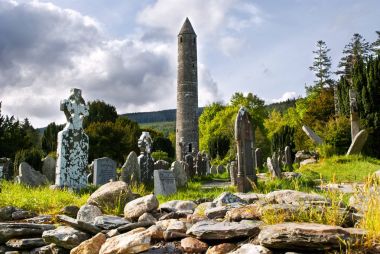 Yuvarlak kulenin ve Glendalough, Irelan içinde semetery