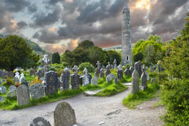 Yuvarlak kulenin ve semetery Glendalough, İrlanda