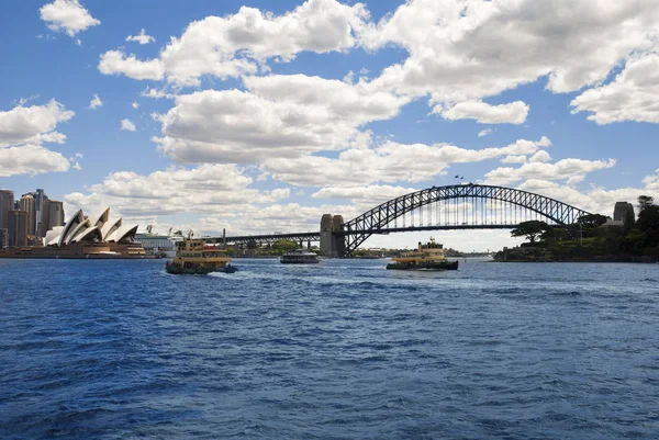 Opera House & Harbour bridge avec bateau Sydney Australie — Photo