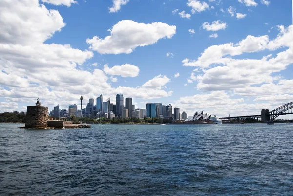L'horizon de la ville de Sydney avec phare — Photo