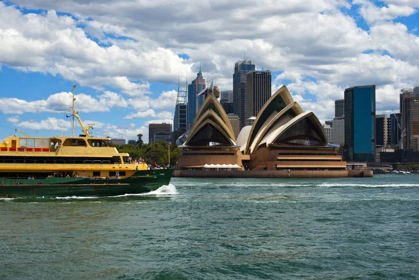 Ferry touristique avec opéra, Sydney Australie — Photo