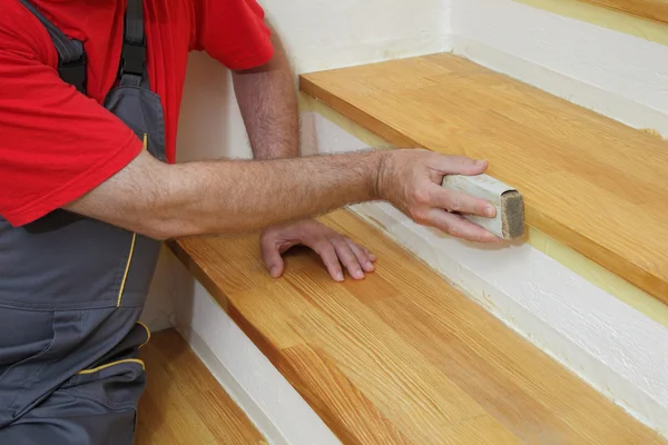 Lixamento de escadas de madeira, renovação de casa — Fotografia de Stock