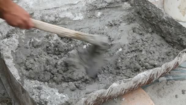 Trabajador mezclando mortero usando herramienta de azada — Vídeos de Stock