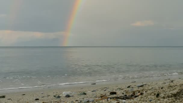 与希腊雨后彩虹和沙子海滩地中海海景 — 图库视频影像