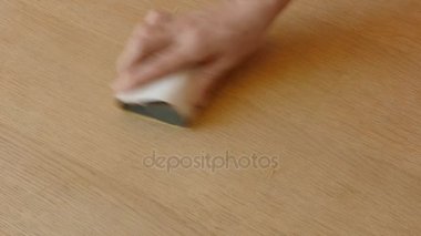 İşçi el zımpara ahşap tahta