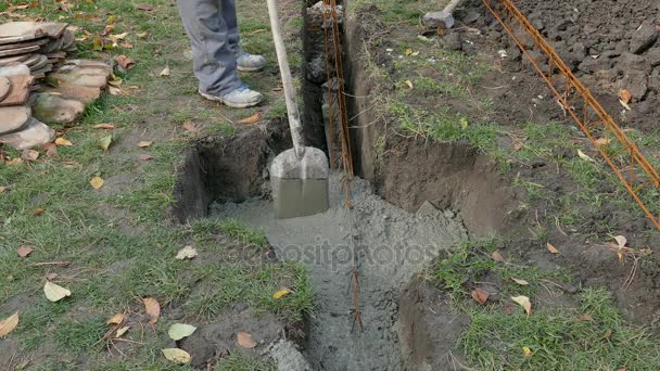 Bouwplaats Werknemer Verplaatsen Van Beton In De Trog Van