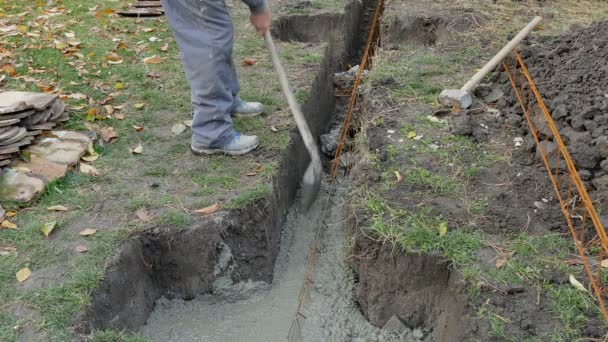 Budowy, pracownik przenoszenia betonu w wykopie Fundacji — Wideo stockowe