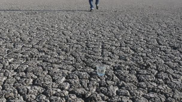 Homem Andando Terra Seca Rachada Pegar Vidro Com Água — Vídeo de Stock