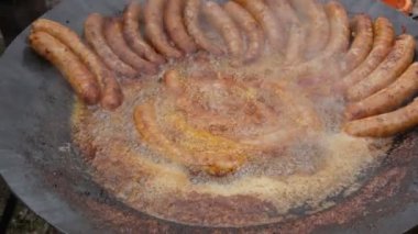 Domuz sosisi Kavurma pan, geleneksel gıda hazırlama, el 4 k görüntüleri