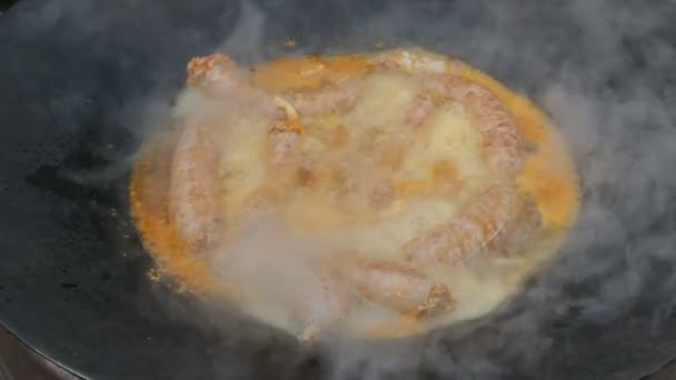 猪肉香肠烘烤在平底锅 传统食物准备高清放大镜头 — 图库视频影像