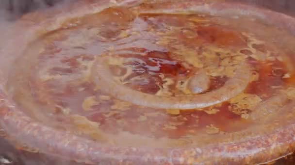 猪肉香肠烹饪在锅里 传统食物准备4K — 图库视频影像