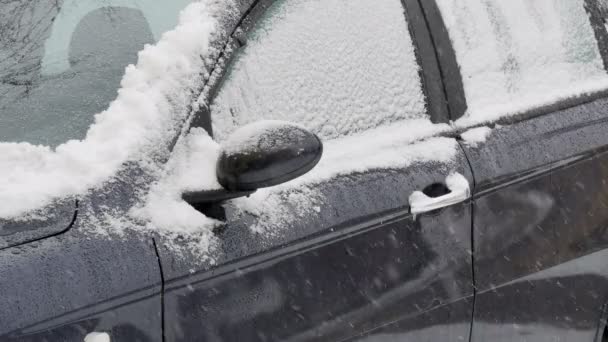 Wintertijd Auto Onder Sneeuw Met Sneeuwvlokken Vallen — Stockvideo