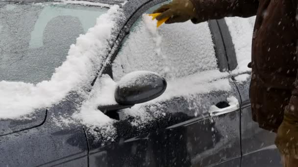 Kierowca Mężczyzna Czyszczenia Śniegu Samochodu Otwierając Drzwi Wejście Samochodu — Wideo stockowe