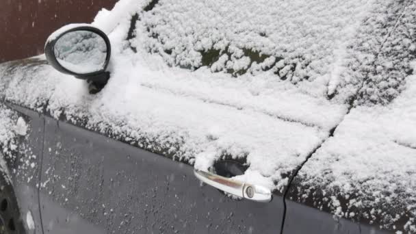 Tiempo Invierno Coche Bajo Nieve Con Copos Nieve Cayendo — Vídeos de Stock