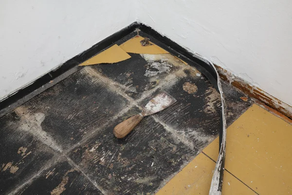 Odstranění starých vinylových dlaždic z podlahy v pokoji nebo kuchyni — Stock fotografie