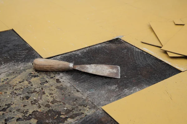 Старая виниловая плитка удаление с пола в комнате или на кухне — стоковое фото