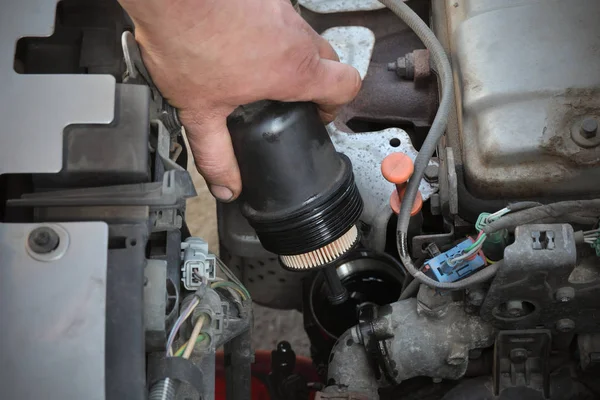 Reparación del motor del coche, cambio de filtro de aceite —  Fotos de Stock