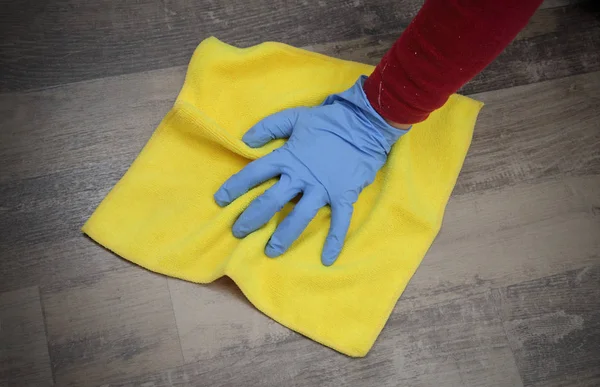 Mano en guante limpieza piso laminado — Foto de Stock
