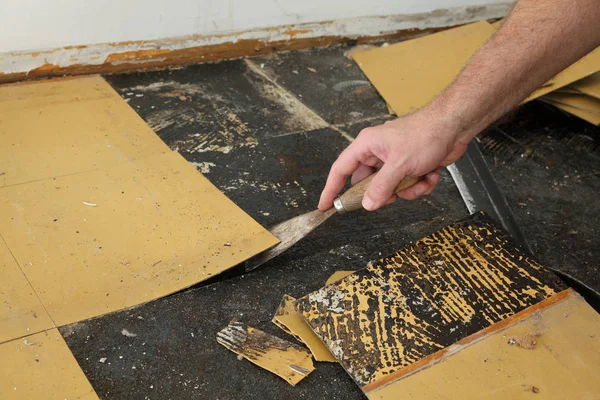 从房间或厨房的地板上清除旧的乙烯瓷砖 — 图库照片
