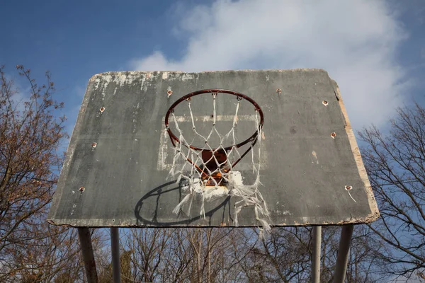 Stary kosz do koszykówki na świeżym powietrzu — Zdjęcie stockowe