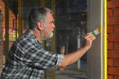 İşçi metal koruyucu ağı sarı renge boyuyor