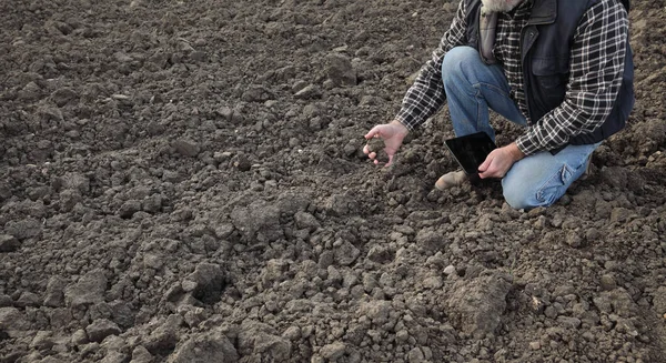 Agriculteur sur le terrain inspectant le sol — Photo