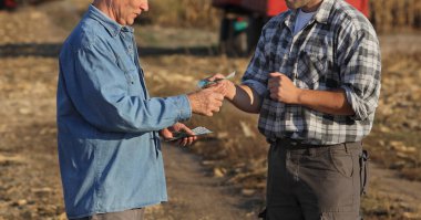 Tarım işleriyle uğraşan iki kişi