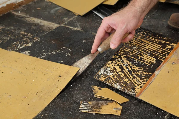 Odstranění starých vinylových dlaždic z podlahy v pokoji nebo kuchyni — Stock fotografie