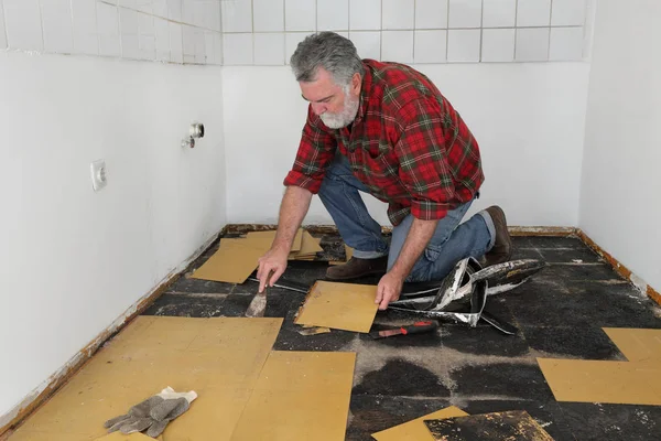 Old vinyl tiles removal from floor in a room or kitchen — Stock Photo, Image