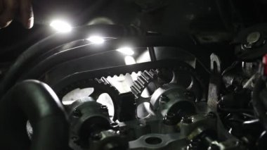 Zamanlayıcı kemerinin modern motor miline yerleştirilmesi