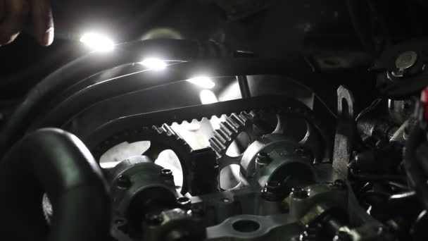 現代のエンジンのカムシャフトにタイミングベルトの配置 — ストック動画