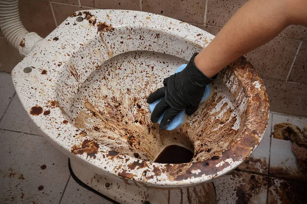 Schmutzige Toilette und Badezimmer — Stockfoto