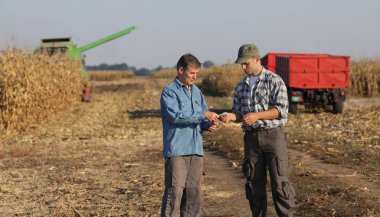 Tarım işleriyle uğraşan iki kişi