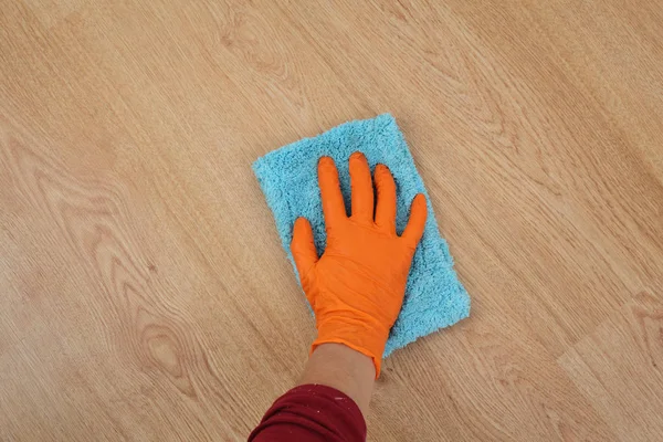 Mano en guante limpieza piso laminado —  Fotos de Stock