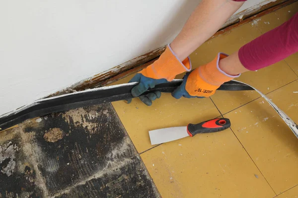 Old vinyl tiles removal from floor in a room or kitchen — Stock Photo, Image