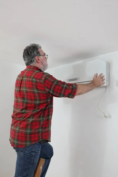 Worker installing air condition equipment — Stock Photo, Image