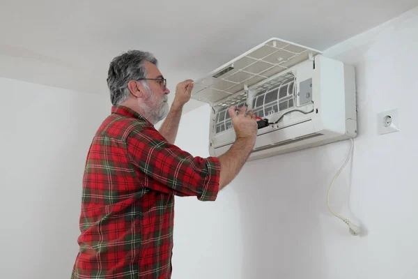 Reparatie van airconditioningapparatuur door werknemers — Stockfoto