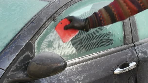 Bestuurder Schoonmaken Bevroren Ijs Van Voorruit Van Auto Met Behulp — Stockvideo