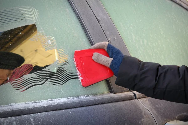 Automobil, gefrorenes Eis vom Fenster reinigen — Stockfoto
