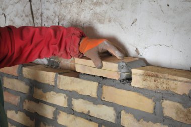 Tuğla duvar inşa işçisi