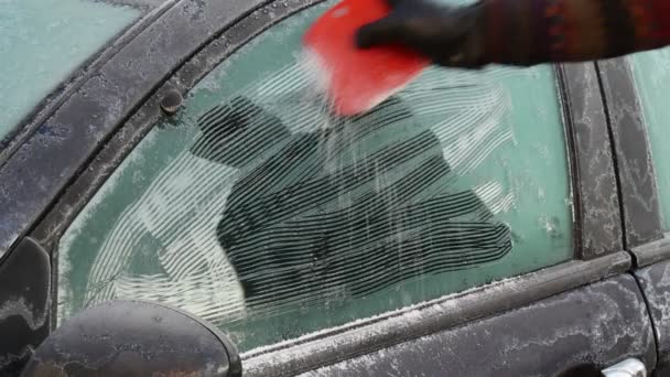 Driver Cleaning Frozen Frozen Ice Car Glass Using Scraper Zoom — 비디오