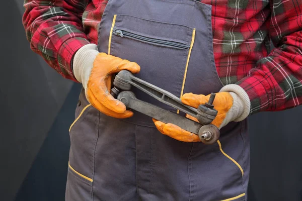 Automobiel, veerdeel in mechanische handen — Stockfoto