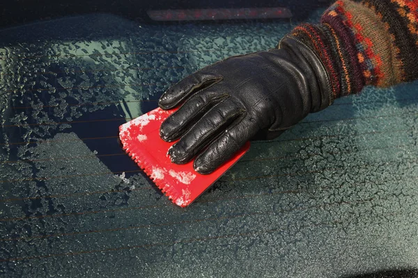 Автомобільне, заморожене очищення льоду від лобового скла — стокове фото
