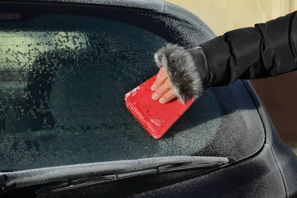 Limpieza de hielo automotriz y congelado del parabrisas — Foto de Stock